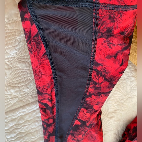 Like new Lululemon crop legging - Picture 3 of 6